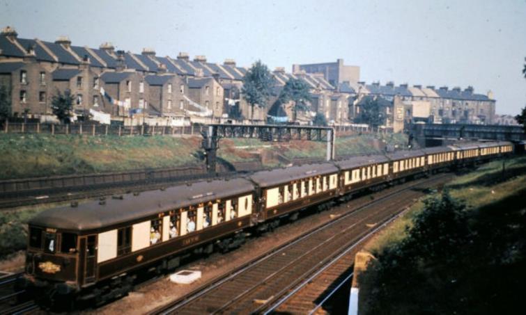 Unit no.3052 south of Clapham Junction post-August 1961 