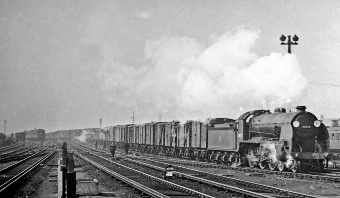Up Windsor Line freight approaching Clapham Junction
1st April 1958
From the west end of the Windsor Line platforms the Up freight is headed by SR Maunsell class H15 no.30478 (built June 1924, withdrawn March 1959).
© Ben Brooksbank (CC-by-SA/2.0)

