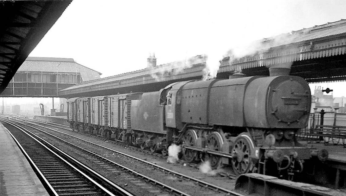Clapham Junction (Windsor Lines), with up van train
10th September 1960
An Up van train passes by Platform 2 behind a Bulleid wartime Q1 class no.33011 (built September 1942 as C11, withdrawn August 1963).
© Ben Brooksbank (CC-by-SA/2.0)

