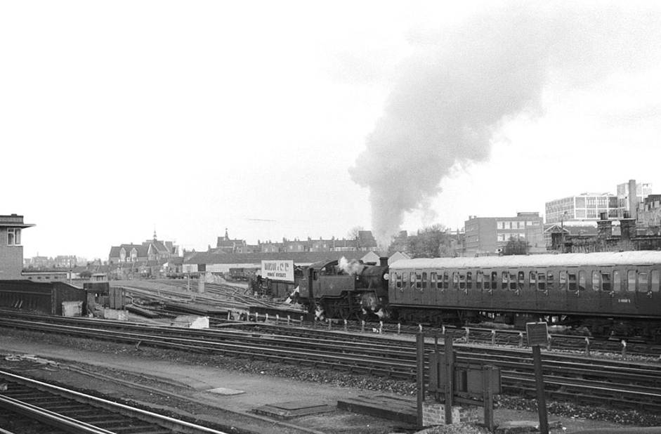Leaving for Kensington Olympia, Clapham Junction
26th April 1966
Heading down Pig s Hill to the West London Extension Railway this was an odd service, as it was completely unadvertised. It operated two trains each in the morning and afternoon peak periods to principally to serve the Post Office Savings Bank headquarters near Olympia. First coach is the unique glass-fibre bodied Second S1000S.
Alan Murray-Rust (CC-by-SA/2.0)