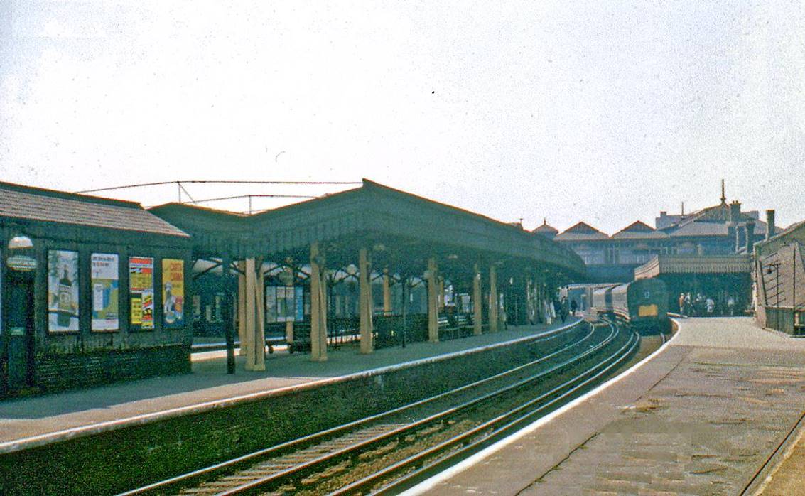 4 SUB arriving at Clapham Junction
30th April 1966
From the London end of platform 10 with a 4 SUB arriving on a Weybridge to Waterloo ‘17’ service (via Brentford).
© Ben Brooksbank (CC-by-SA/2.0)
