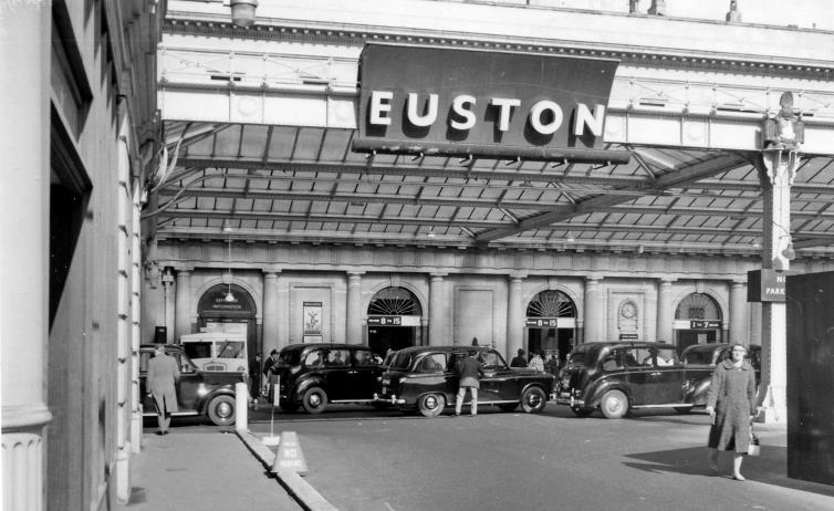 BloodandCustard Euston Station 1962
Main Entrance
Main entrance to 'Old Euston' from the restricted courtyard off Drummond Street.
Ben Brooksbank (CC-by-SA/2.0)