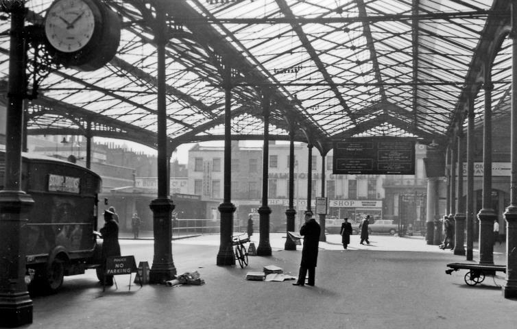 BloodandCustard Euston Station 1962
Arrival Side
Arrival side to Drummond Street, south-east from roadway between Platforms 1/2 (left) and 3/4 (right).
Ben Brooksbank (CC-by-SA/2.0)