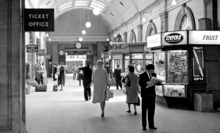 BloodandCustard Euston Station 1962
Circulating Corridor
Circulating corridor behind main entrance, looking towards Arrival side. The Great Hall was to the left. A limited number of 'retail outlets' lined the corridor.
“A totally different Age. Note how smart everybody is!”
© Ben Brooksbank (CC-by-SA/2.0)
