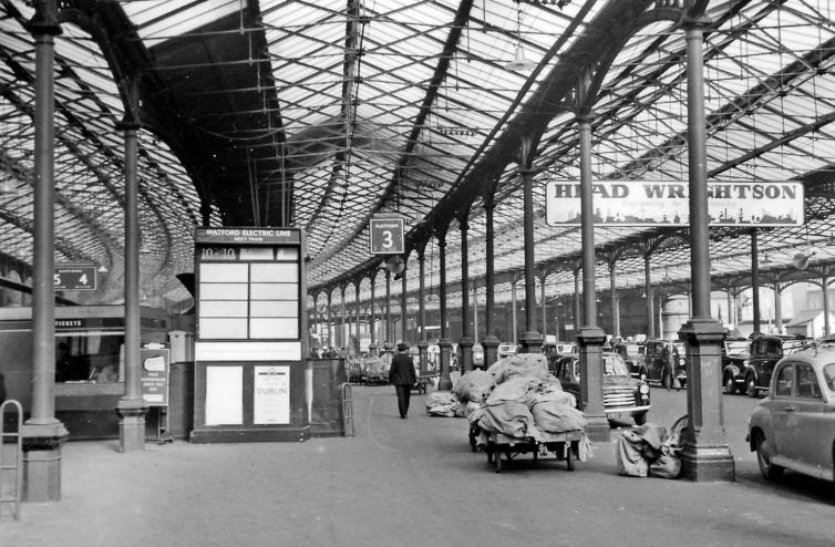BloodandCustard Euston Station 1962
Platform 3
Outward view to the barriers of Local Platforms 4/5 and 6/7 (on left); in the centre is Main Arrival Platform 3, then the roadway for picking up passengers and luggage and over to the right are Main Arrival Platform 2/1. Head Wrightson Ltd of Thornaby-on-Tees built railway wagons (including some of British Rail’s Salmon engineering vehicles).
© Ben Brooksbank (CC-by-SA/2.0)

