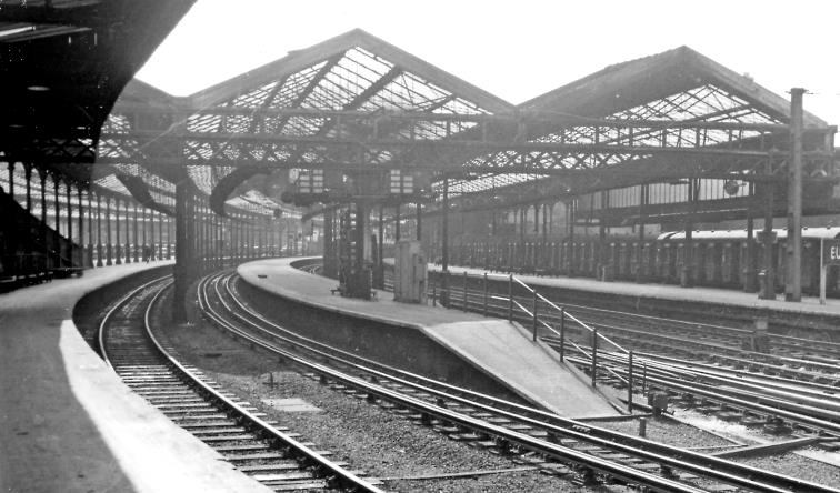 BloodandCustard Euston Station 1962
Platform 3
Looking inward from Platform 3 on the Arrival side to the shorter platforms 4/5 and 6/7, which were used for local trains being DC electrified for the service to Watford.
On the left the taxi-ramp can be seen descending between Nos. 2 and 3, having curved all the way round outside No. 1 from Drummond Street.
Ben Brooksbank (CC-by-SA/2.0)