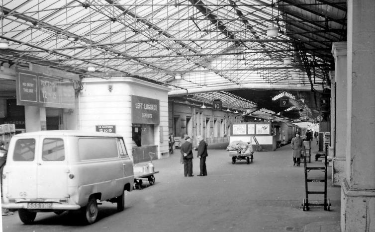 BloodandCustard Euston Station 1962
Platform 10/11
With a Ford Thames 400E van, outward in middle section to Platforms 11 (left) and 10 (further on right), in roadway used by parcels and other vans.
© Ben Brooksbank (CC-by-SA/2.0)
