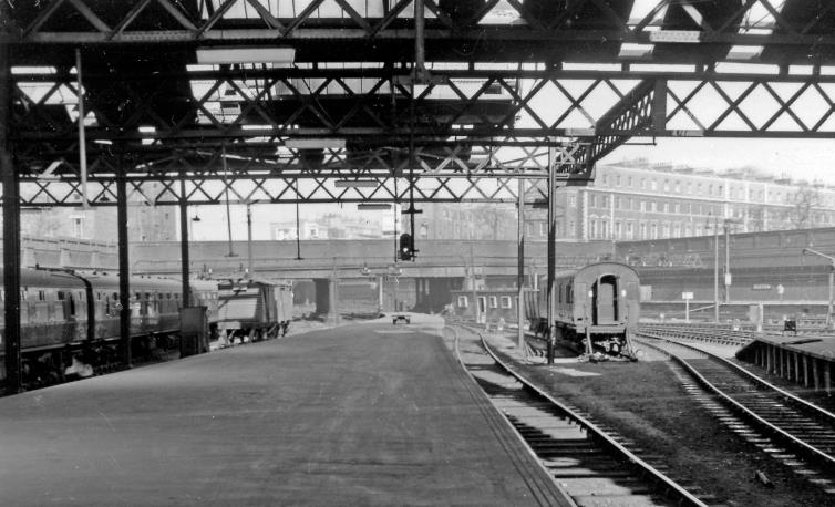 BloodandCustard Euston Station 1962
Platform 12/13
Departure side: outward on Platforms 13/12.
Ben Brooksbank (CC-by-SA/2.0)