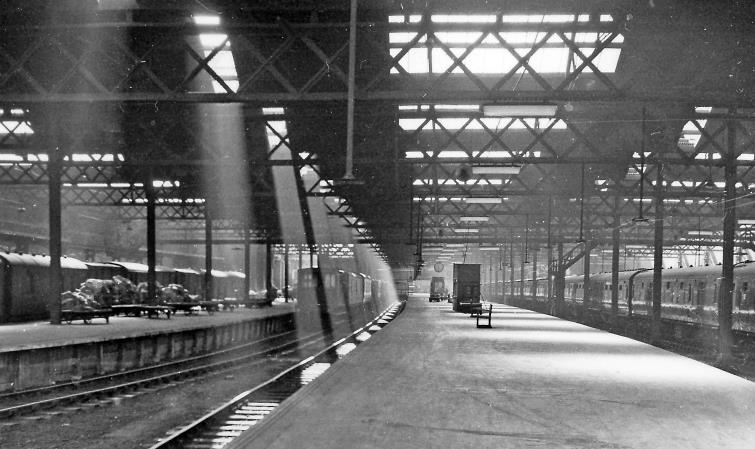 BloodandCustard Euston Station 1962
Platform 12/13
Departure side: inward view to barriers along Platform 12/13.
© Ben Brooksbank (CC-by-SA/2.0)
