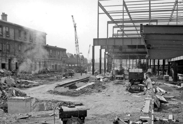 BloodandCustard
Euston Station
Platform 3
15th May 1964
Outward from barrier end of Arrival side, on site of former Platforms 3 on the right and 8 on the left.
Ben Brooksbank (CC-by-SA/2.0)