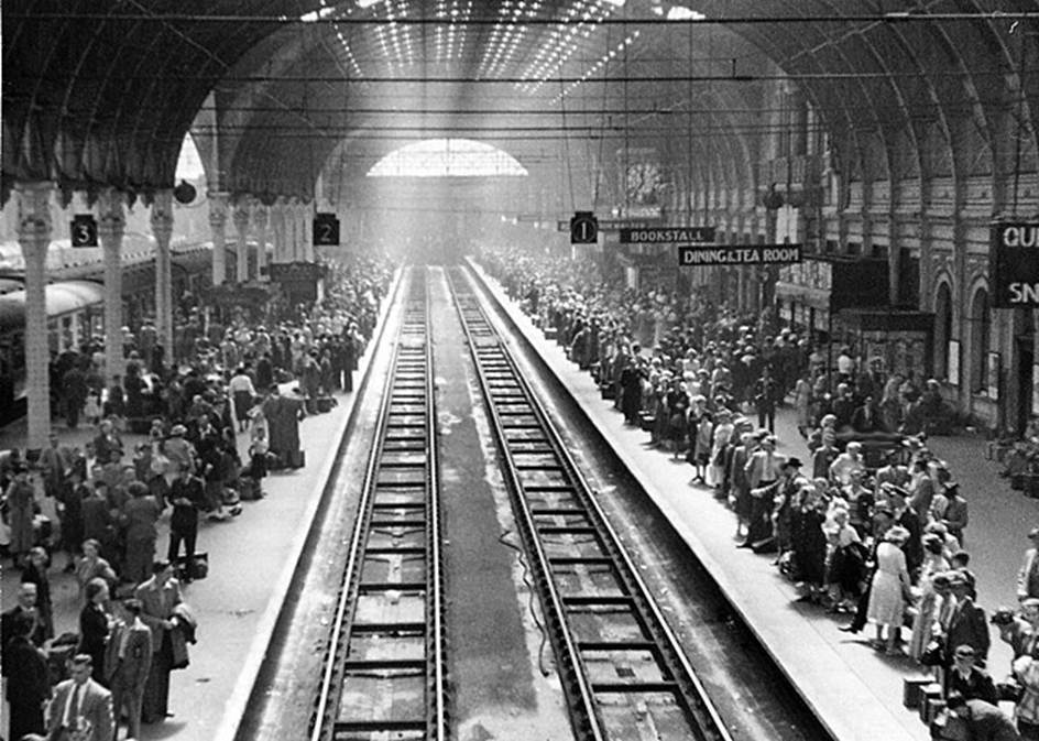 BloodandCustard
Paddington Station
Paddington Station, with holiday crowds
25th July 1953
South-east along Platforms 1 and 2 lines to buffer-stops, on a peak Summer Saturday morning Saturday, 25th July 1953. 
 Note the smart clothes! 
  Ben Brooksbank (CC-by-SA/2.0)