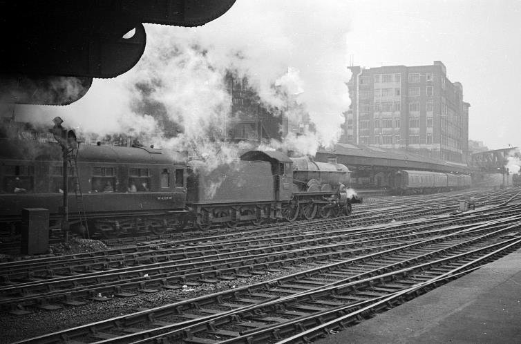 BloodandCustard
Paddington Station
Paddington departure
April 1961
No.5014 'Goodrich Castle' heading westwards to an undetermined destination.
  Alan Murray-Rust (CC-by-SA/2.0)