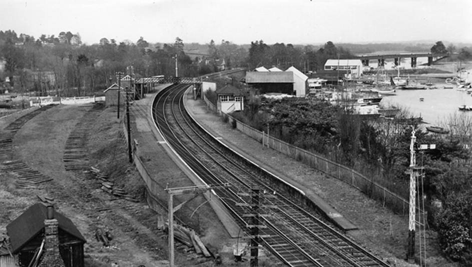 Bursledon
View towards Fareham and Portsmouth (electrified since 1990). At top right can be seen the bridge carrying this line across the River Itchen (19th April 1963).
Ben Brooksbank (CC-by-SA/2.0)
