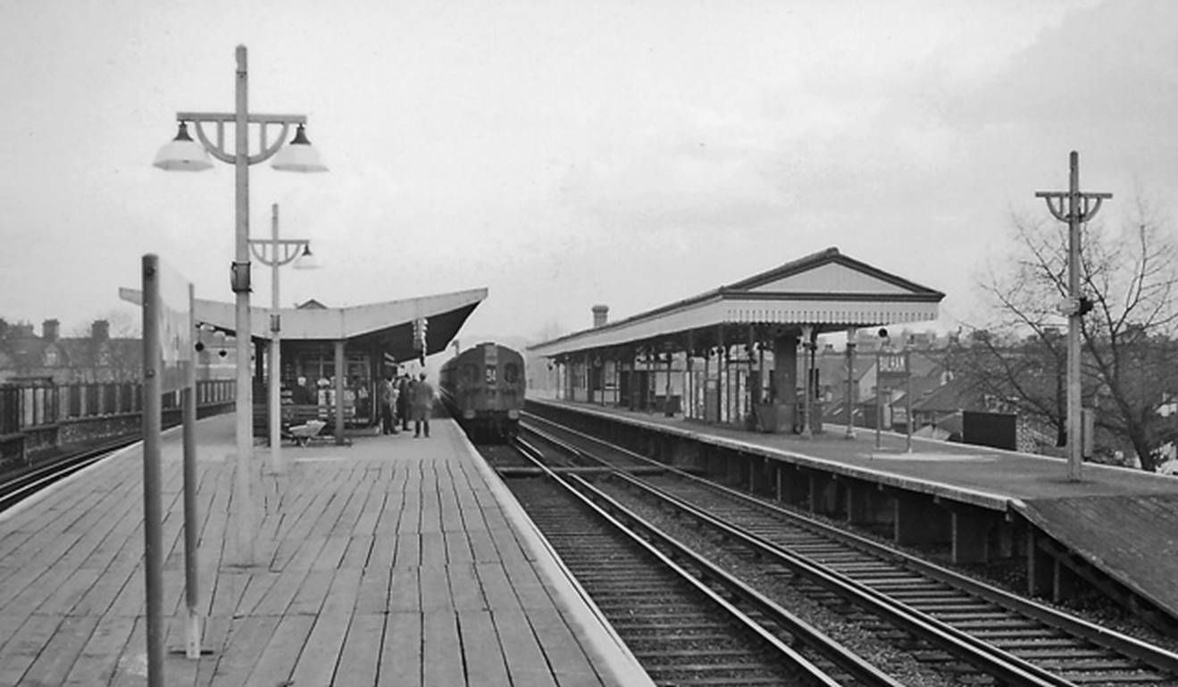 Balham
Looking towards Streatham Hill /Streatham Common on 2nd March 1961.
Sporting headcode 54 (Victoria), a 4 SUB unit is on the Up Slow line.
© Ben Brooksbank (Geograph/CC-by-SA)
