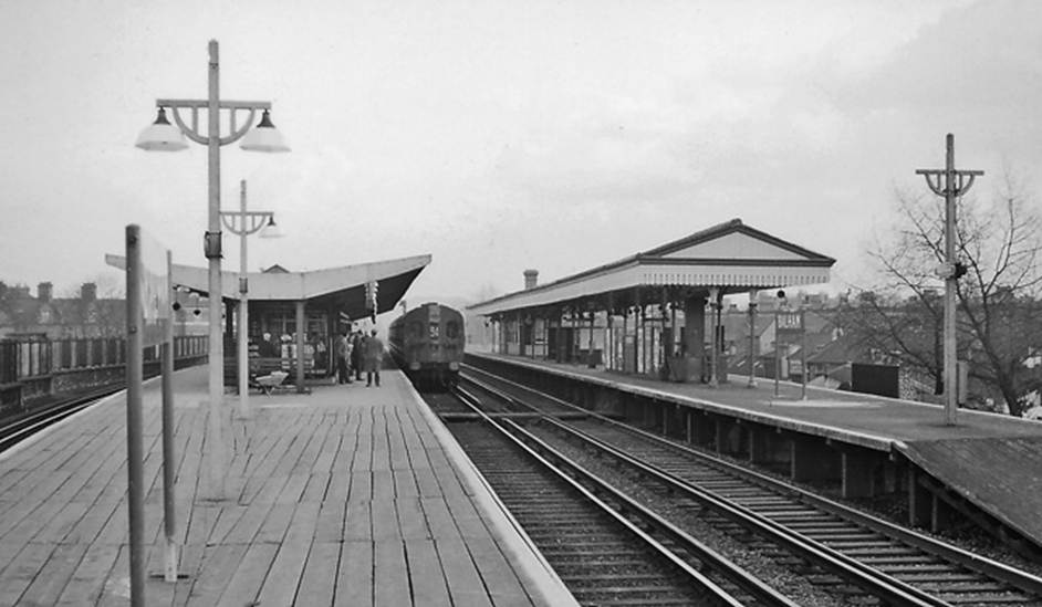 Balham
Looking towards Streatham Hill /Streatham Common on 2nd March 1961.
Sporting headcode 54 (Victoria), a 4 SUB unit is on the Up Slow line.
 Ben Brooksbank (Geograph/CC-by-SA)
