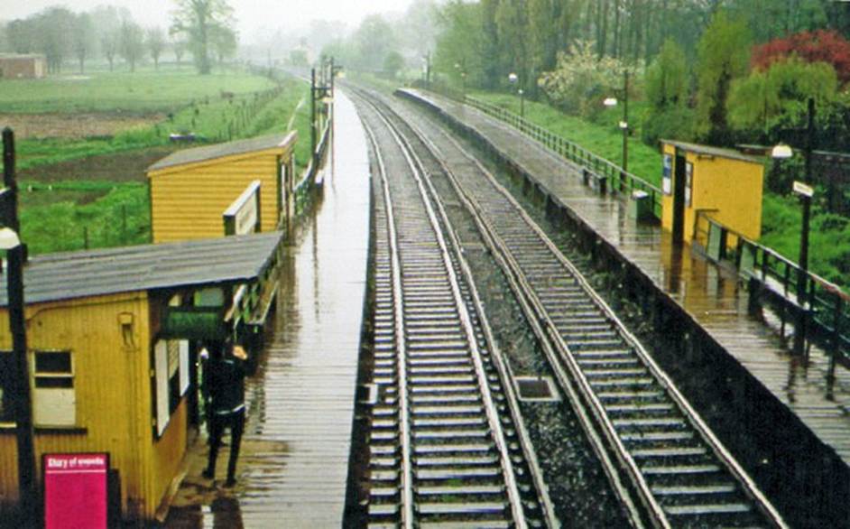 Bedhampton Halt
View towards Portsmouth on 27th April 1968 
(prior to staffing and promotion from Halt status in 1969).
 Ben Brooksbank (CC-by-SA/2.0)
