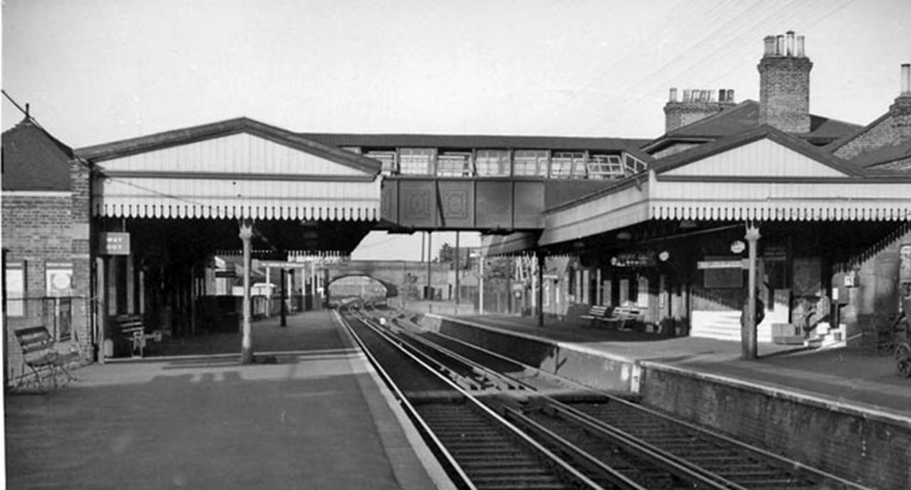 Bromley South
Looking towards Victoria – 2nd March 1961.
The UIC 1st class yellow cantrail band and air-horns indicate the 4 CEP is a Phase 2 unit leading the ‘headcode 50’ Victoria to Ramsgate (via Herne Hill) service.
© Ben Brooksbank (Geograph/CC-by-SA)
