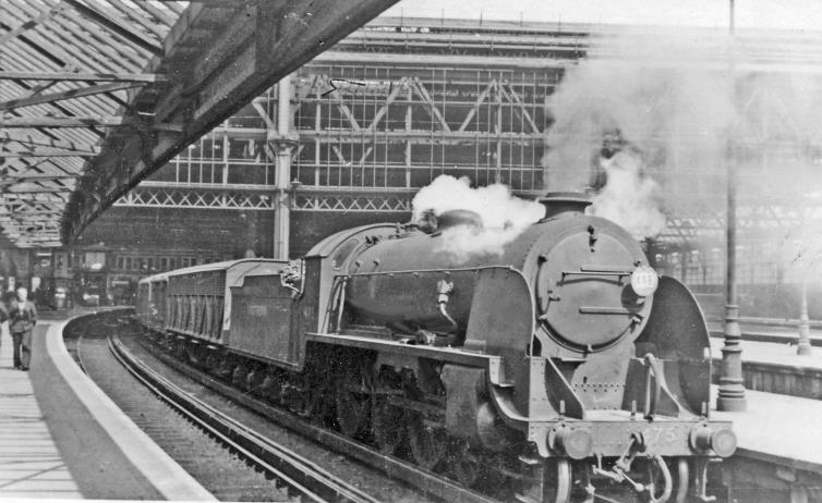 Basingstoke train ready to leave Waterloo
20th April 1948
From platform 15, the 1.54pm semi-fast to Basingstoke his about to depart from platform 14 headed by Urie H15 no.475 still in Southern Railway livery and without smokebox number-plate (built March 1924, withdrawn December 1961).
© Ben Brooksbank (CC-by-SA/2.0)
