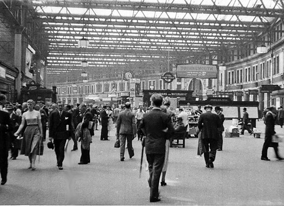 Waterloo (Main) Concourse
14th July 1955
View South-West from the Platform 1 end, in the evening rush - and in a heat-wave.
 Note the smart dress - and the umbrellas   compare with 1964 below 
  Ben Brooksbank (CC-by-SA/2.0)