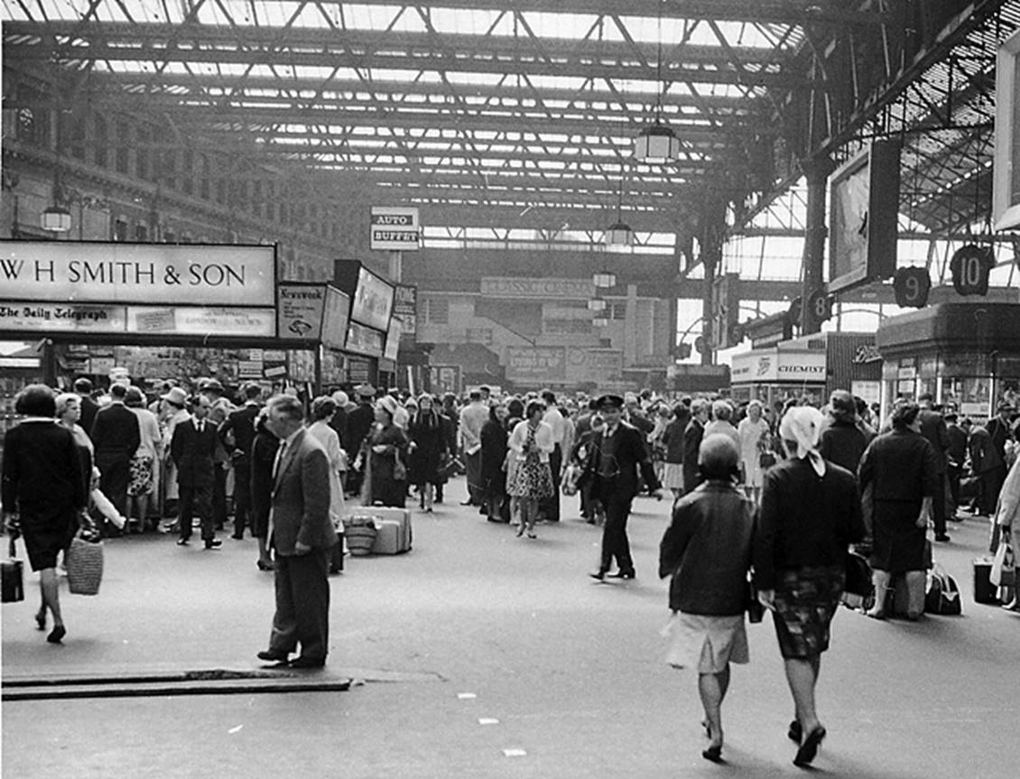 Waterloo (Main) concourse
16th May 1964
View north-east towards platform 1 end.
“Compare with 1955 view [above] - not so very different nine years later”.
© Ben Brooksbank (CC-by-SA/2.0)
