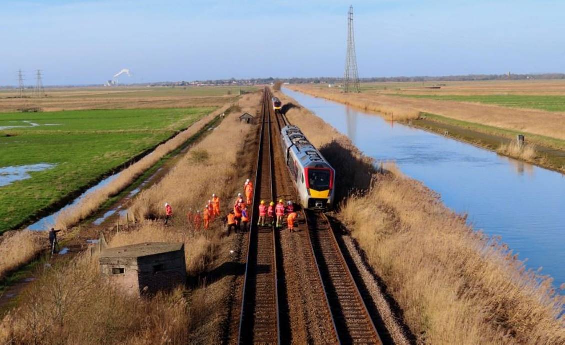 A train travels down the tracks

Description automatically generated