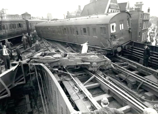 Unit 5751 DTS 77550 damaged in derailment at Borough Market Junction 12 Aug-58.

www.BloodandCustard.com