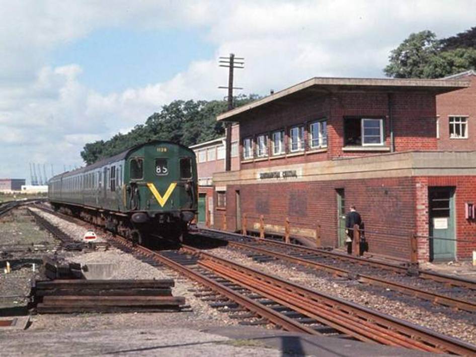 3H 1128 passes Southampton Central signal box 7 August 1965 Copyright BloodandCustard web.jpg