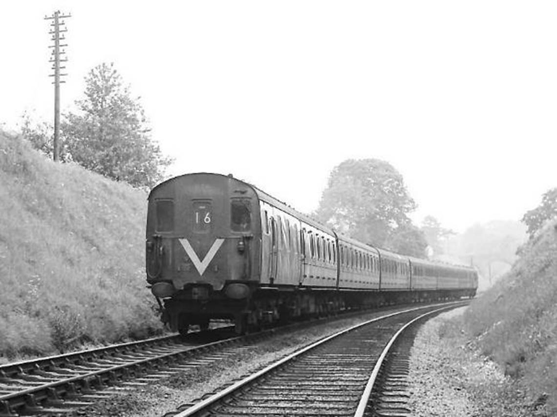 2H 1122 from Southampton Central nearing Alton on August 1965 copyright BloodanandCustard web.jpg