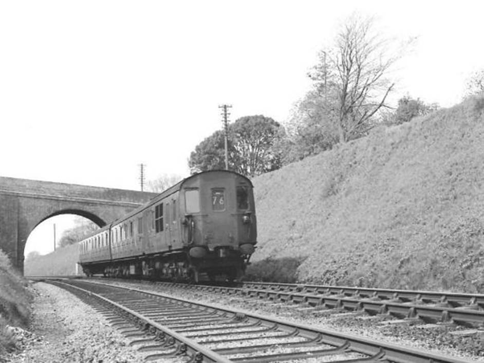 2H 1122 from Southampton Central nearing Alton on August 1965 copyright BloodanandCustard web.jpg
