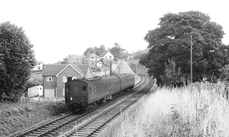 2H 1122 from Southampton Central nearing Alton 20 September 1964 copyright BloodandCustard web.jpg