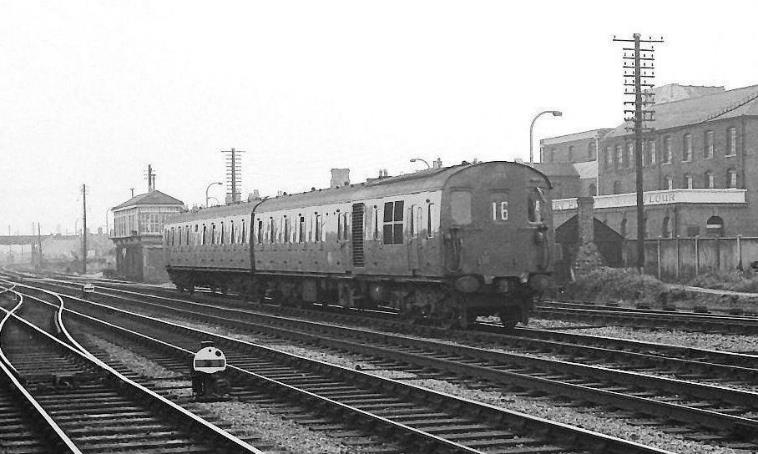 2H 1118 Southampton Terminus to Alton  at Eastleigh June 1958 close up copyright BloodandCustard.jpg
