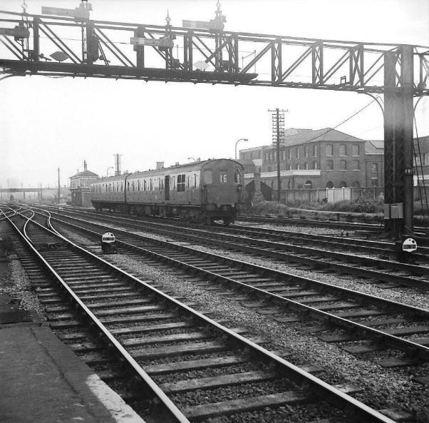 2H 1118 Southampton Terminus to Alton  at Eastleigh June 1958 copyright BloodandCustard.jpg