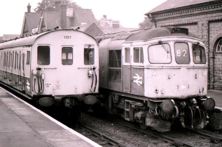 2H 1121 to Southampton Central climbing from Alton August 1965 copyright BloodandCustard web.jpg