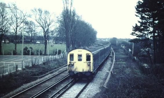 2 HAP 6035 heads train 08 Rainham w.jpg