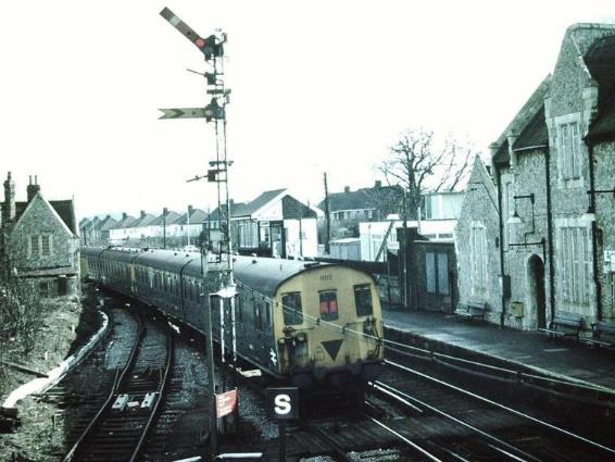 2 HAP 6113 leaves Aylesford, Kent. Copyright BloodandCustard web.jpg