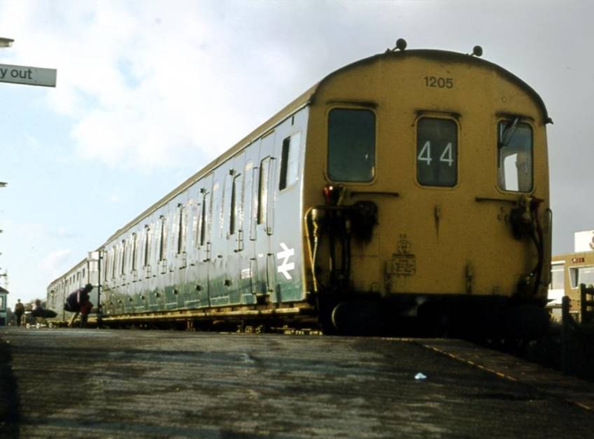 Unit no.1205 waiting at Edenbridge’s Up platform whilst preparing to depart on a shuttle service back to Tonbridge during engineering work in November 1977.
© Tony Watson
