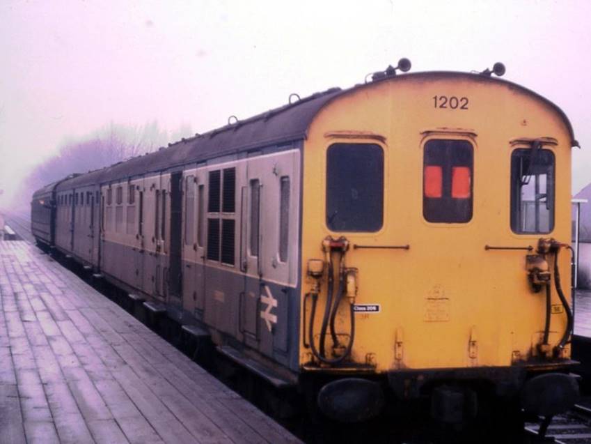 With ‘Pay Train’ operation the conductor guard is regularly engaged in fare collection and therefore frequently has to give the driver the ‘right-away’ with a hand signal from a vestibule rather than by bell from the guard’s compartment. In departing from Deepdene (for Reading) on 20th January 1979 the guard has failed to observe a door is not properly closed on unit no.1202.
© Tony Watson

