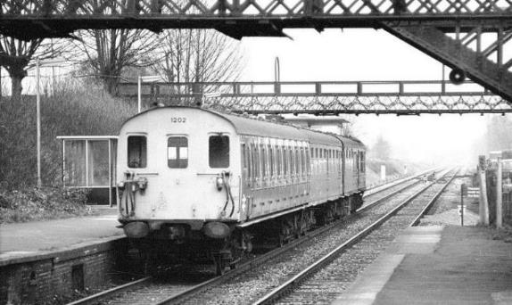 1202 Shalford 1Jan75 Scan-150111-0001.jpg
Unit no.1202 departs Shalford for Tonbridge on 1st January 1975
 Dave Smith
