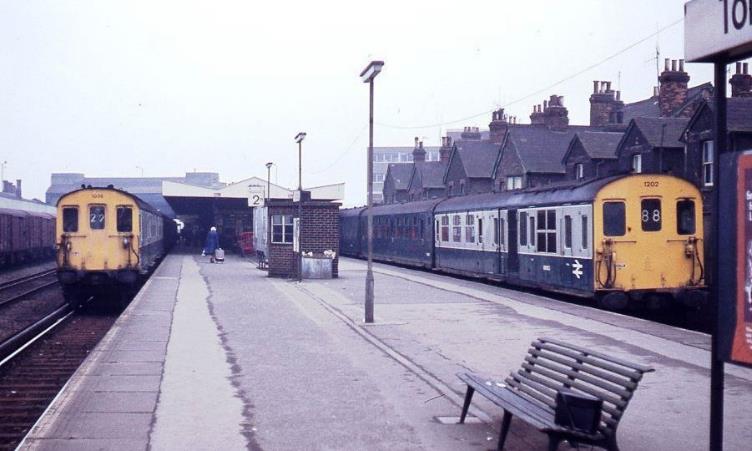 6B 1036 & 3R 1202 @ Tonbridge copyright BloodandCustard.JPG
In the company of 6B unit no.1036 at Tonbridge 3R Tadpole unit no.1202 
(with blue /grey motor coach) awaits departure for Redhill and Reading.
 BloodandCustard
