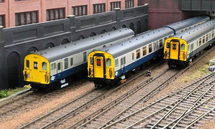 www.BloodandCustard.com
Bachmann 4 BEP 7101 and 4 CEP 7113 alongside MLV 68009  Ewhurst Green model railway
