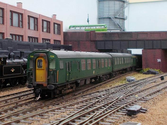 www.BloodandCustard.com
4 CEP 7146 with its vertical warning panel (as weathered 
and renumbered by The Model Centre, Yorkshire)
Ewhurst Green model railway
