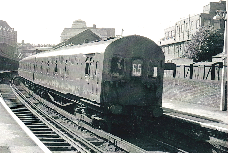 Unit 4002 at Woolwich leading a Cannon Street to Gravesend service (May 1957)
© A.J. Wills
