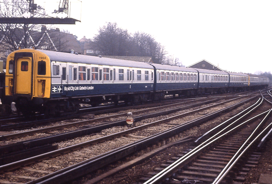 https://www.bloodandcustard.com/BR-4VEP.html
On Saturday, 1st March 1980 (and with an unidentified 4 VEP leading) 4 VEG unit no.7904 departs from Redhill platform 3 crossing onto the Down Slow.
© Tony Watson