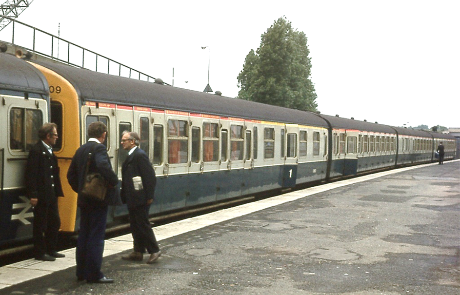 https://www.bloodandcustard.com/BR-4VEP.html
4 VEG unit no.7909 sitting waiting to depart from platform 1 at Gatwick. Note the red band below the cantrail for second class (yellow band above first class) with a ‘Rapid City Link Gatwick London’ logo repeated thereon (c.1978).
The vehicular ramp up to the terminal building’s drop-off /pick-up area is now long gone; there being what is now the South Terminal’s Transit Station in its place.
© Tony Watson