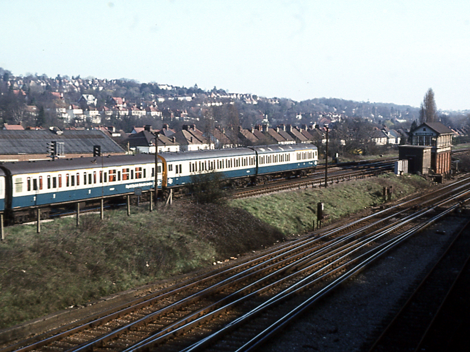 https://www.bloodandcustard.com/BR-4VEP.html
A unidentified 2 HAP leads a 4 VEG unit (with the later Rail-Air Link branding) past Coulsdon North on the (then) Up Relief line on Saturday, 28th March 1981.
© Tony Watson