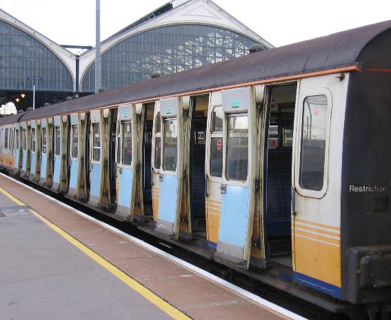 A train at a train station
Description automatically generated with medium confidence