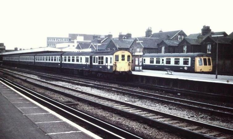 1034 (5 car) & DMU at Tonbridge.JPG