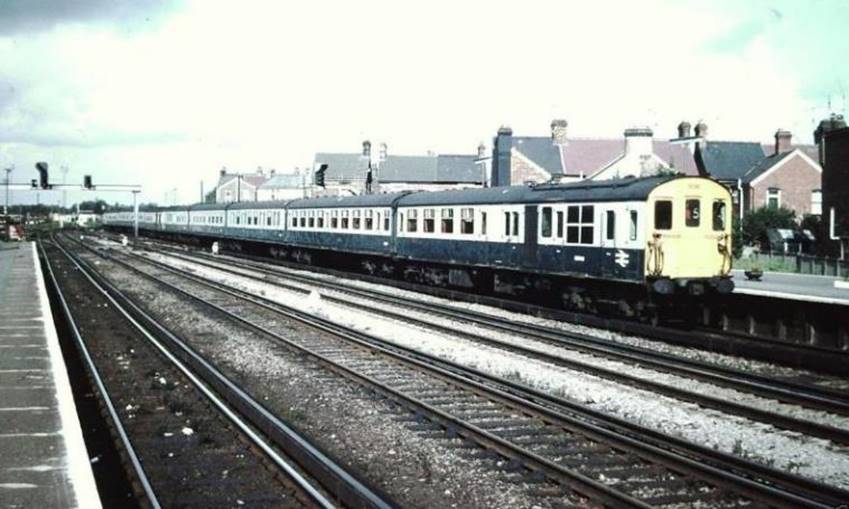 Class 203 (6B) No 1036 at Tonbridge as 5-car.JPG