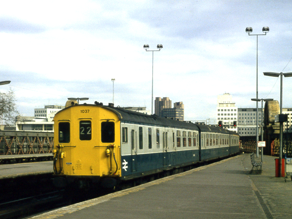 https://www.bloodandcustard.com/BR-6S-6L-6B-Hastings.html
6B unit no.1037 arrives at Charing Cross (11th April 1982)
© Tony Watson