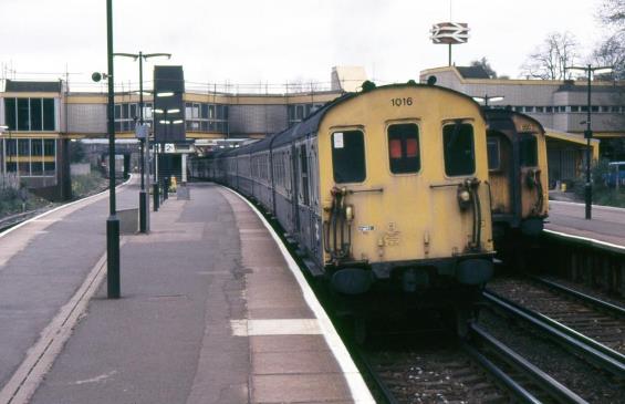 https://www.bloodandcustard.com/BR-6S-6L-6B-Hastings.html
Platform 2 (Up Main) at Sevenoaks; unit no.1016 on the rear of 07.43 Hastings – Charing Cross being led by no.1035.
“Having earlier photographed the 06.56 Hastings – Charing Cross, the following ‘Hastings DEMU Farewell’ tour stock move thence the 08.14 Tonbridge – Hastings (all at Tonbridge), I had boarded the 07.43 (ex.Hastings) riding up to Sevenoaks”.
Colin Price ©
